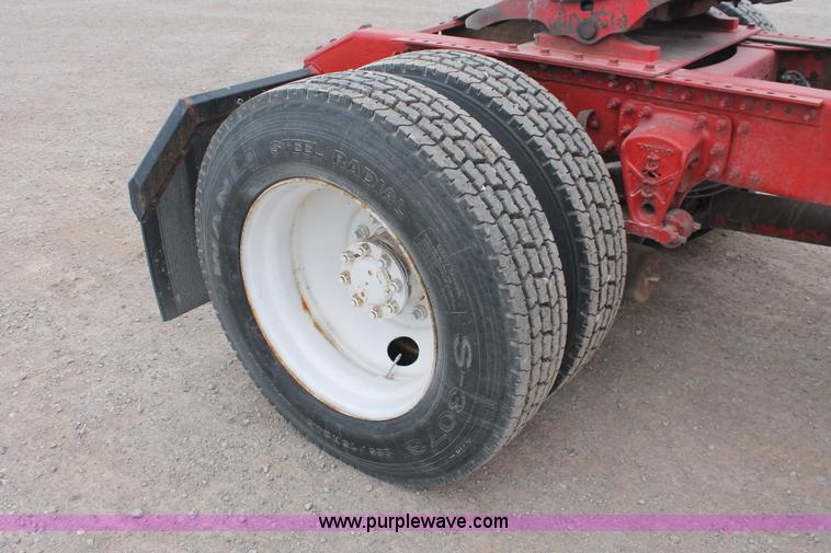 image for item H8320 2001 Volvo VNL semi truck