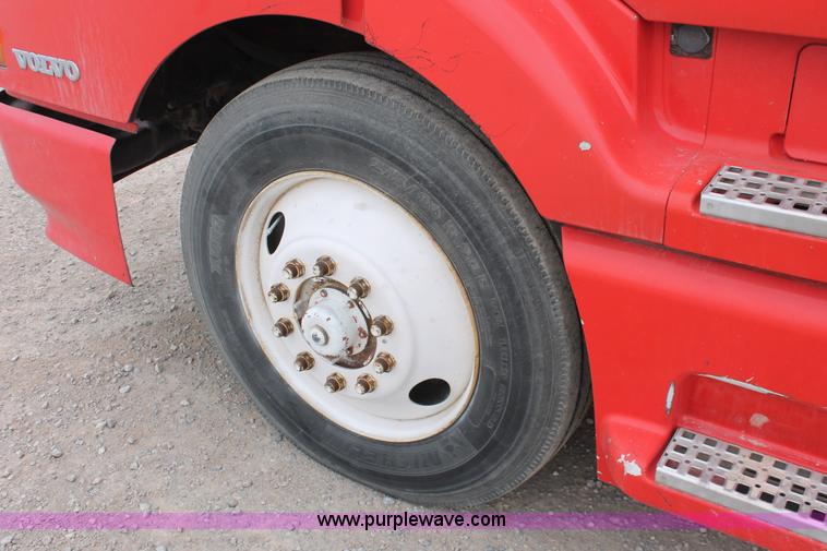 image for item H8320 2001 Volvo VNL semi truck