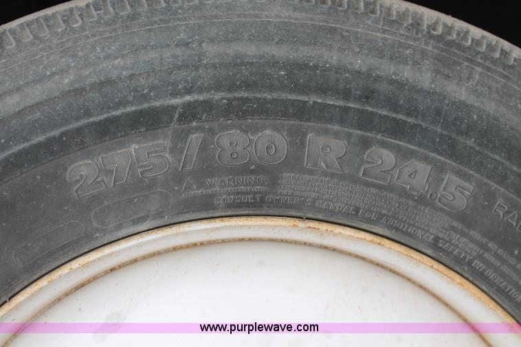 image for item H8320 2001 Volvo VNL semi truck