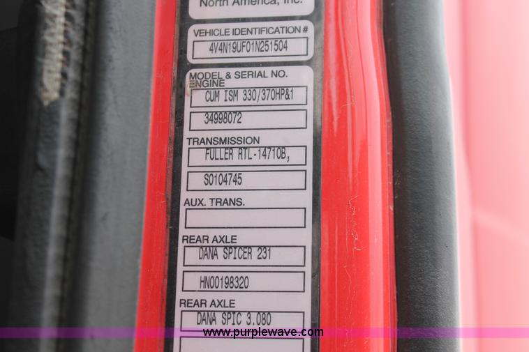 image for item H8320 2001 Volvo VNL semi truck