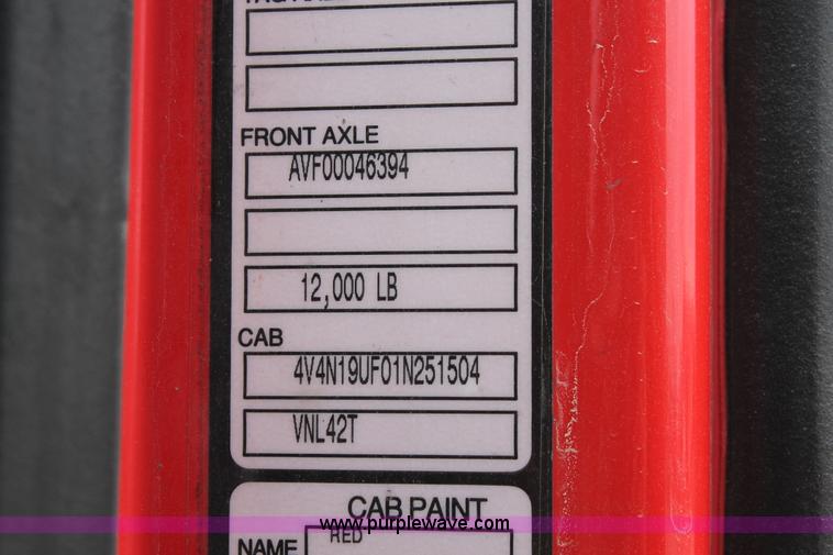 image for item H8320 2001 Volvo VNL semi truck