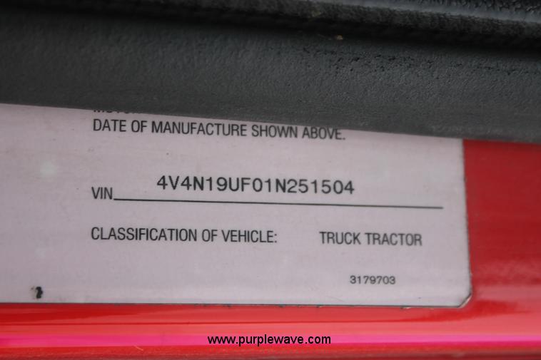 image for item H8320 2001 Volvo VNL semi truck