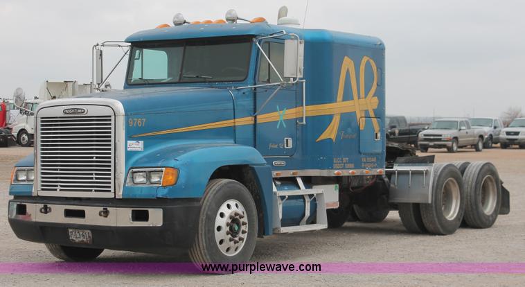 image for item H8321 1997 Freightliner FLD120 semi truck