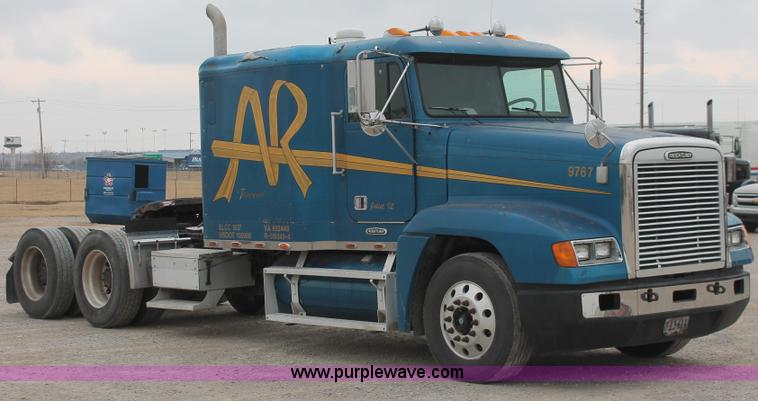 image for item H8321 1997 Freightliner FLD120 semi truck