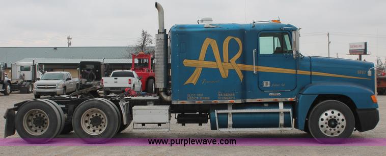 image for item H8321 1997 Freightliner FLD120 semi truck