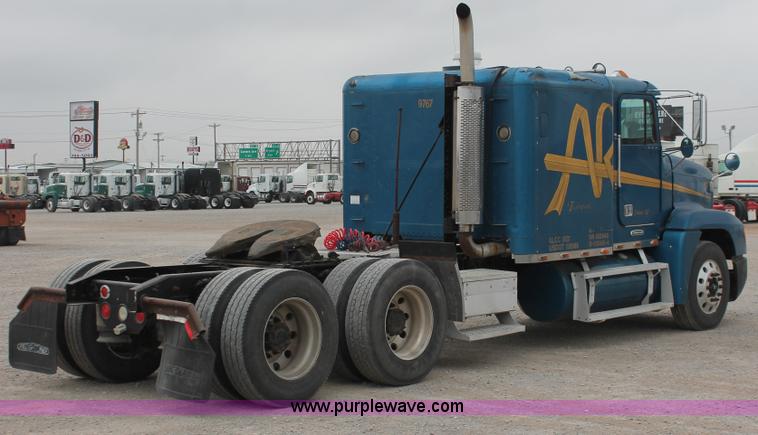 image for item H8321 1997 Freightliner FLD120 semi truck