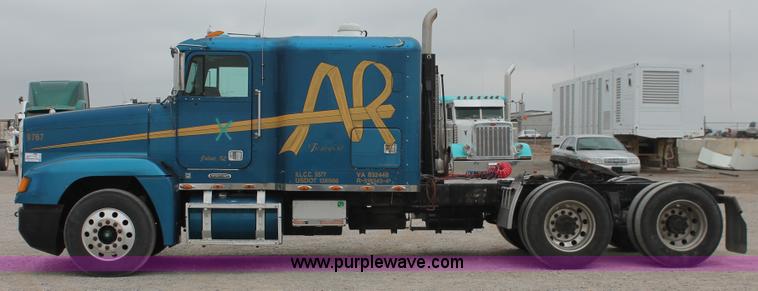 image for item H8321 1997 Freightliner FLD120 semi truck
