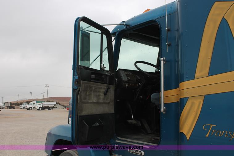 image for item H8321 1997 Freightliner FLD120 semi truck