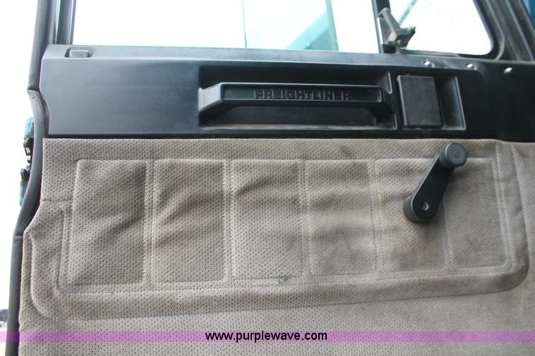 image for item H8321 1997 Freightliner FLD120 semi truck