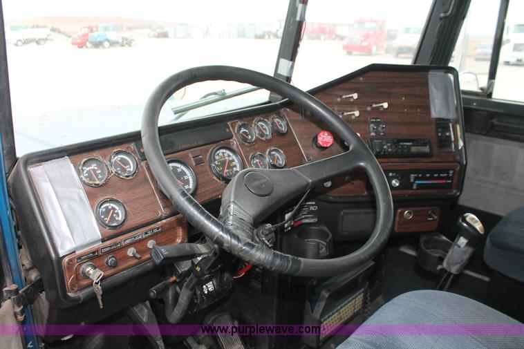 image for item H8321 1997 Freightliner FLD120 semi truck