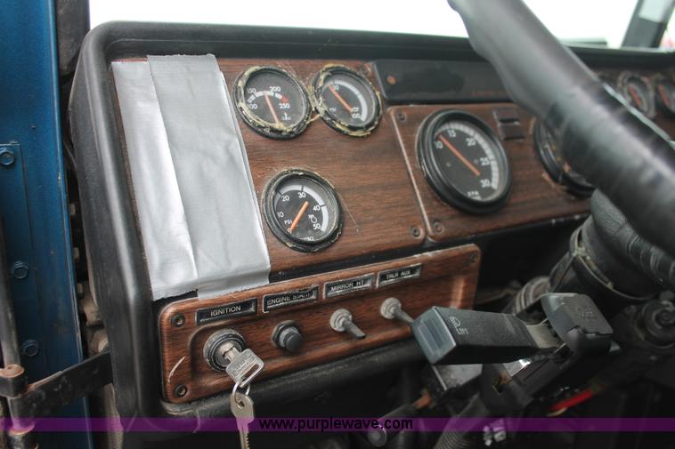 image for item H8321 1997 Freightliner FLD120 semi truck