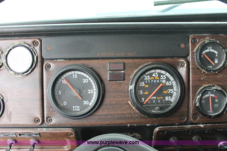 image for item H8321 1997 Freightliner FLD120 semi truck