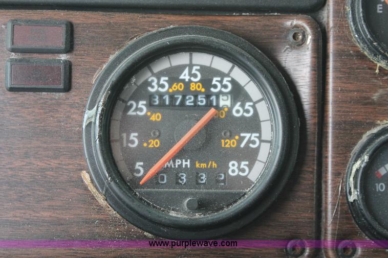 image for item H8321 1997 Freightliner FLD120 semi truck