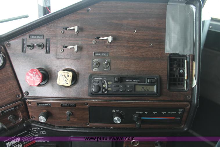 image for item H8321 1997 Freightliner FLD120 semi truck