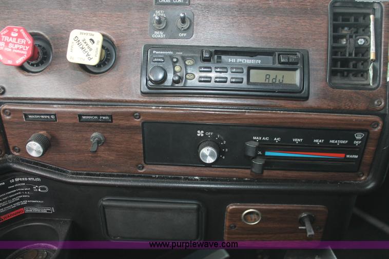 image for item H8321 1997 Freightliner FLD120 semi truck