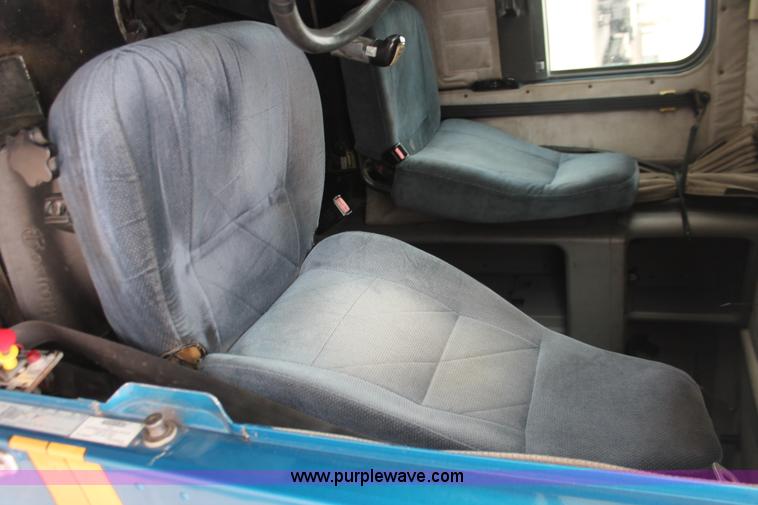 image for item H8321 1997 Freightliner FLD120 semi truck