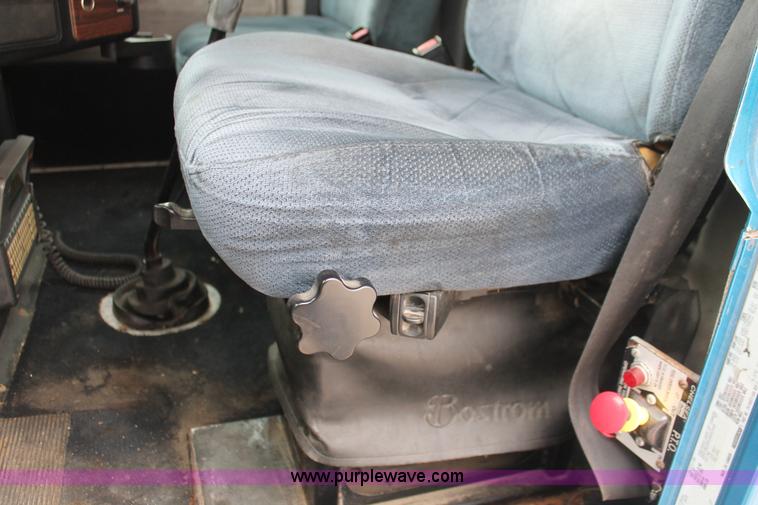 image for item H8321 1997 Freightliner FLD120 semi truck