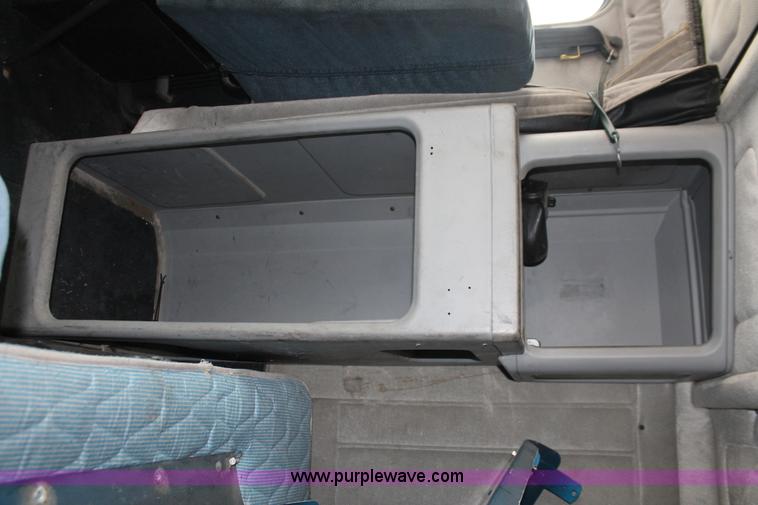 image for item H8321 1997 Freightliner FLD120 semi truck