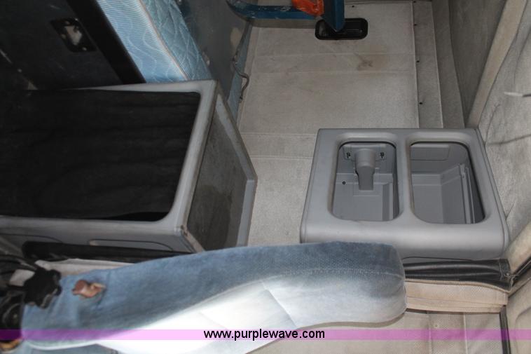 image for item H8321 1997 Freightliner FLD120 semi truck