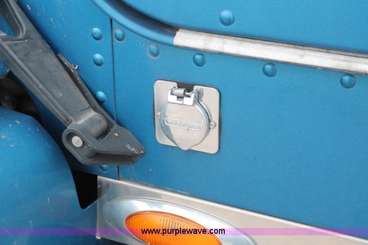 image for item H8321 1997 Freightliner FLD120 semi truck