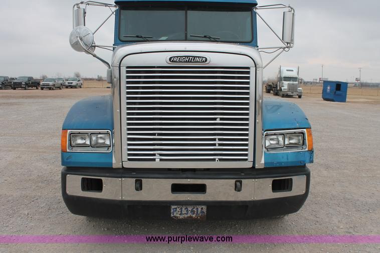 image for item H8321 1997 Freightliner FLD120 semi truck