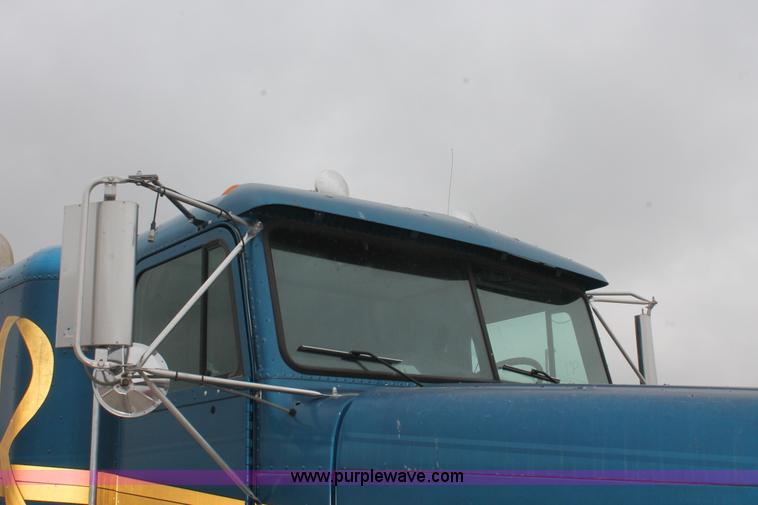 image for item H8321 1997 Freightliner FLD120 semi truck