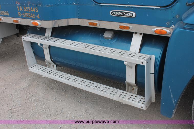 image for item H8321 1997 Freightliner FLD120 semi truck