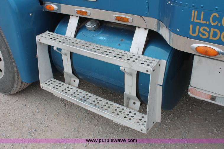 image for item H8321 1997 Freightliner FLD120 semi truck