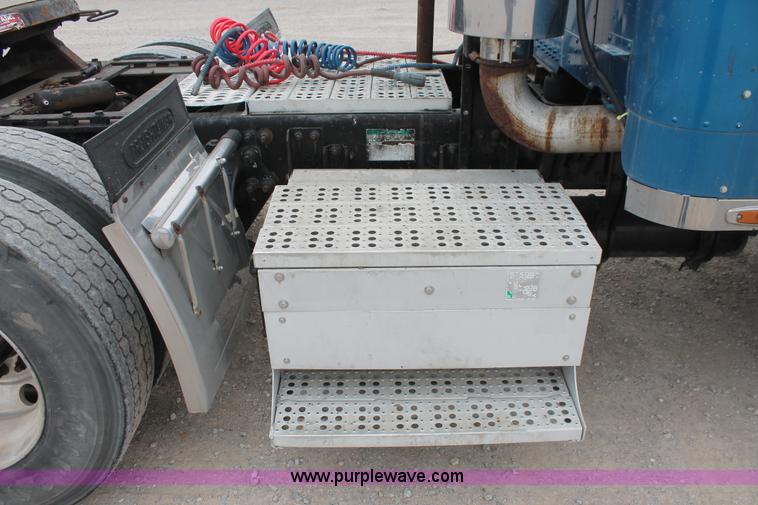 image for item H8321 1997 Freightliner FLD120 semi truck