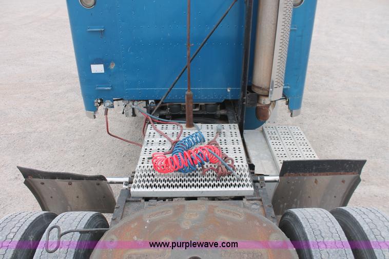 image for item H8321 1997 Freightliner FLD120 semi truck