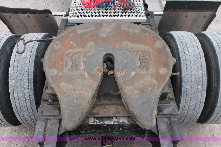 image for item H8321 1997 Freightliner FLD120 semi truck