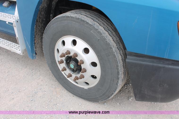 image for item H8321 1997 Freightliner FLD120 semi truck