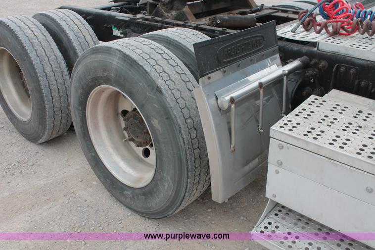 image for item H8321 1997 Freightliner FLD120 semi truck