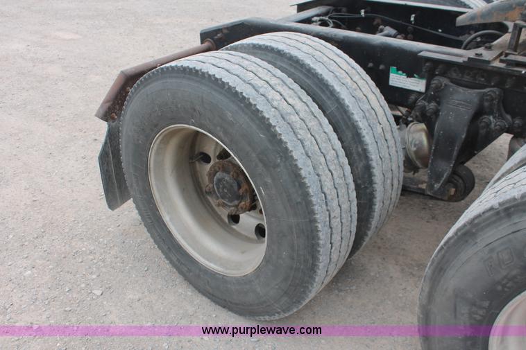 image for item H8321 1997 Freightliner FLD120 semi truck