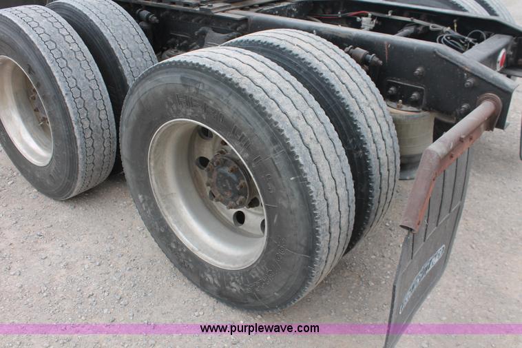 image for item H8321 1997 Freightliner FLD120 semi truck