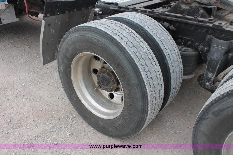 image for item H8321 1997 Freightliner FLD120 semi truck