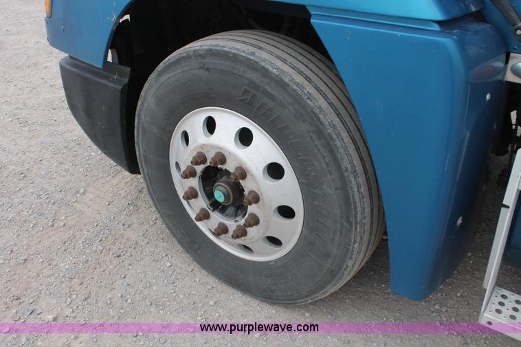 image for item H8321 1997 Freightliner FLD120 semi truck