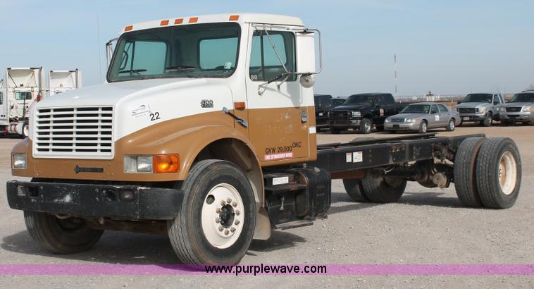 image for item H8363 2000 International 4700 semi truck