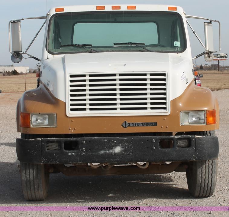 image for item H8363 2000 International 4700 semi truck