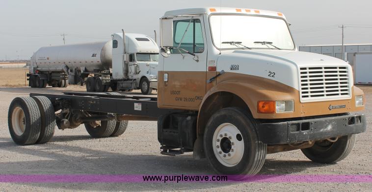 image for item H8363 2000 International 4700 semi truck