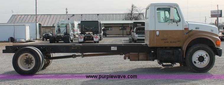 image for item H8363 2000 International 4700 semi truck