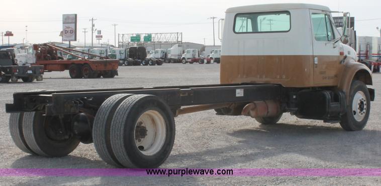 image for item H8363 2000 International 4700 semi truck