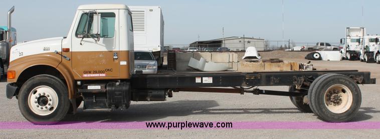 image for item H8363 2000 International 4700 semi truck