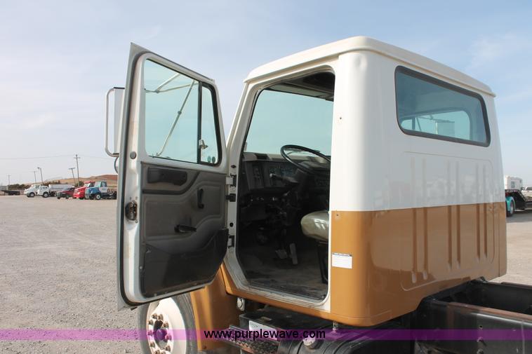 image for item H8363 2000 International 4700 semi truck