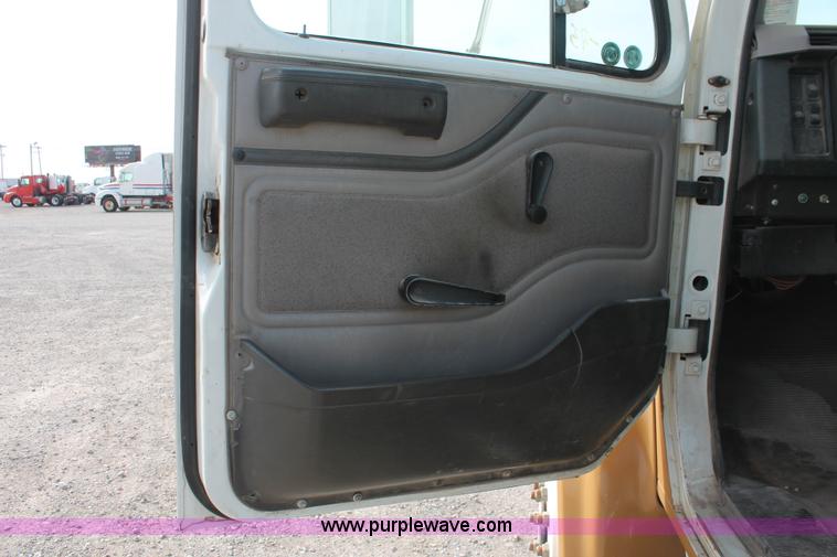 image for item H8363 2000 International 4700 semi truck