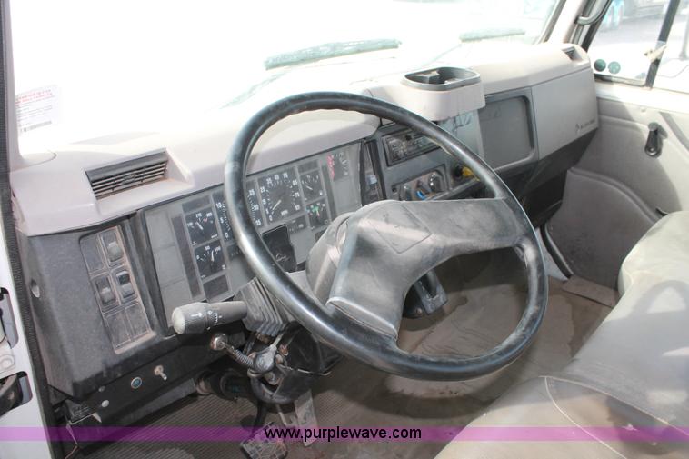 image for item H8363 2000 International 4700 semi truck