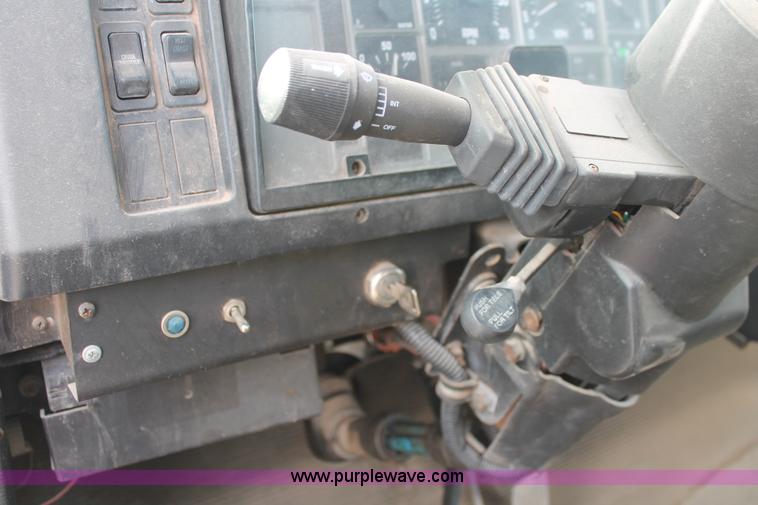 image for item H8363 2000 International 4700 semi truck