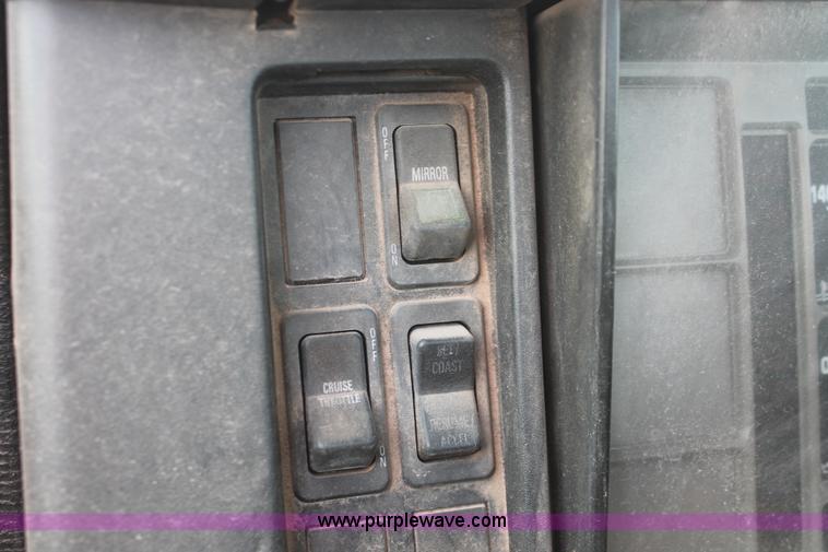 image for item H8363 2000 International 4700 semi truck