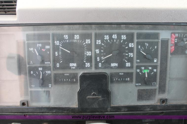 image for item H8363 2000 International 4700 semi truck