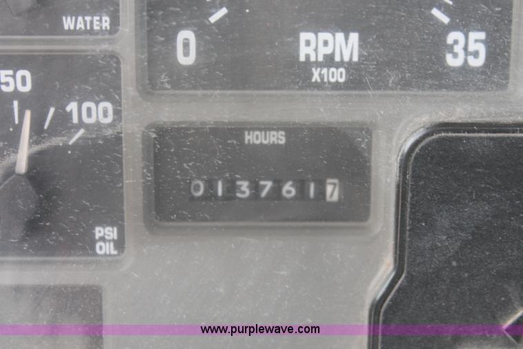 image for item H8363 2000 International 4700 semi truck